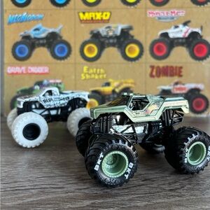 Monster Jam Trucks 1:64 Soldier Fortune and Blue Thunder
